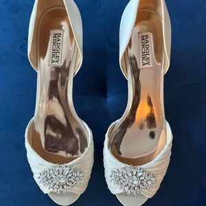 Badgley Mischka Women's Cream Peep-Toe Heels